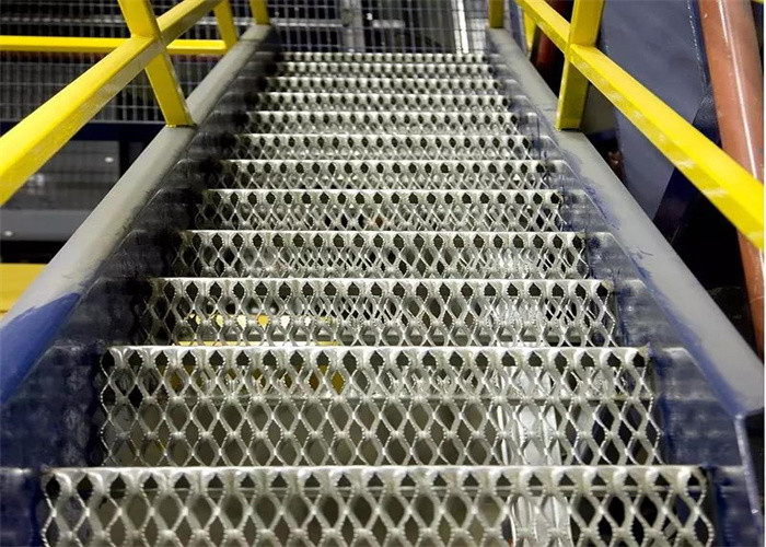 Crocodile Mouth Type 2.5mm Ss Perforated Sheet Metal Galvanized Anti Skid For Stairs Mesh